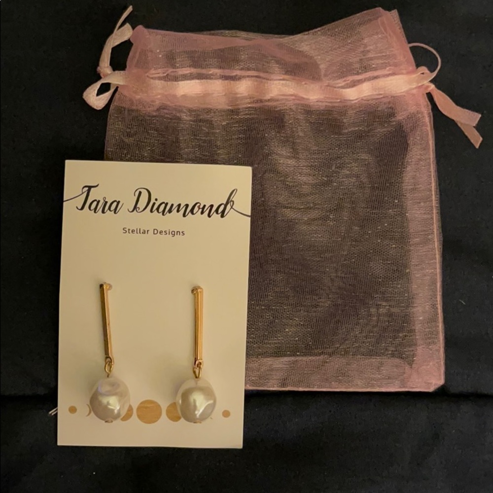 ❤️Tara Diamond earrings with faux Pearl NWT